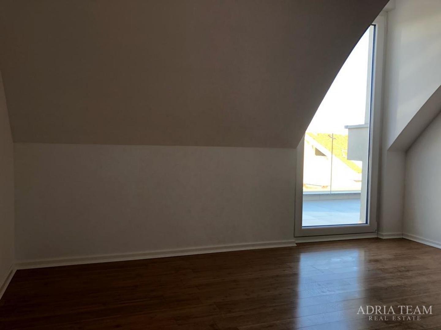 APARTMAN S 3 SPAVAĆE SOBE, 1. RED DO MORA, POVLJANA - PAG