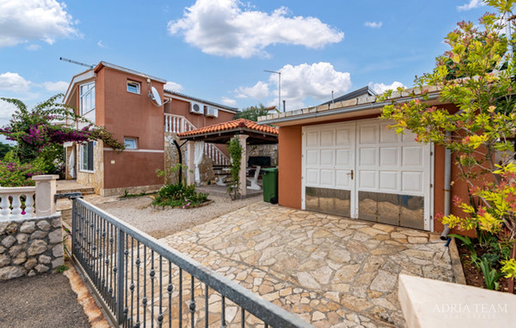 APARTMENT HOUSE WITH GARAGE AND LANDSCAPED YARD, SECOND ROW FROM THE SEA, VIR - ZADAR