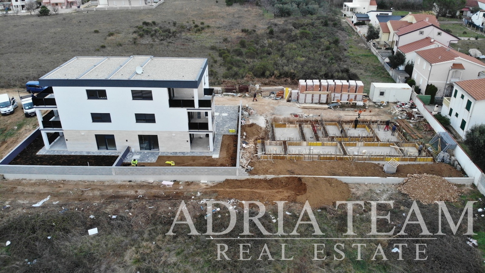 APARTMAN U BLIZINI PLAŽE, NOVOGRADNJA, 150 m OD MORA - PRIVLAKA
