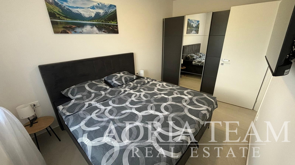 APARTMAN U BLIZINI PLAŽE, NOVOGRADNJA, 150 m OD MORA - PRIVLAKA