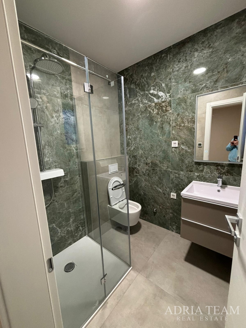 APARTMANI U BLIZINI PLAŽE, ZGRADA 2. NOVOGRADNJA, 150 m OD MORA - PRIVLAKA