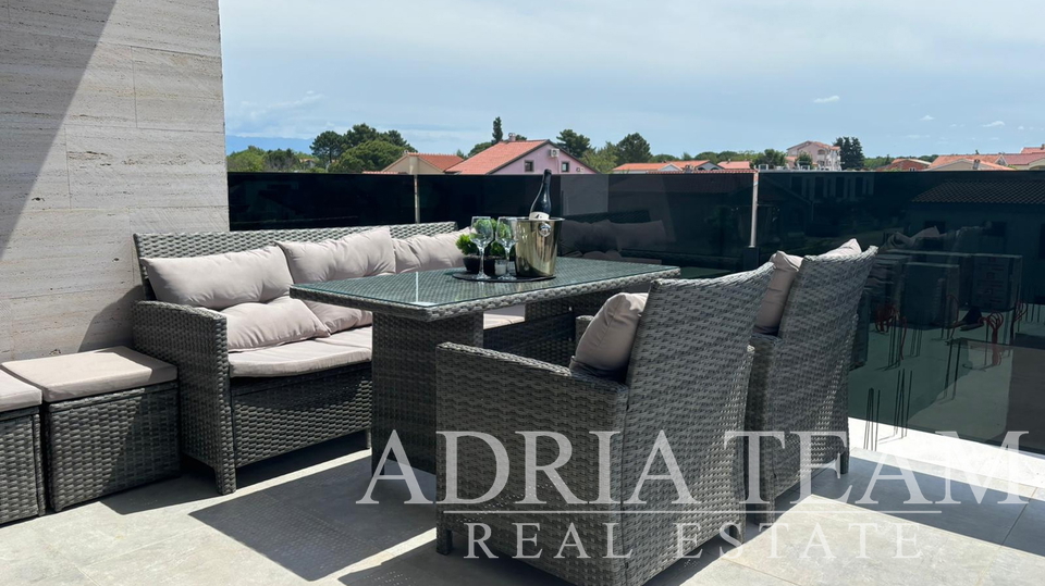APARTMAN U BLIZINI PLAŽE, NOVOGRADNJA, 150 m OD MORA - PRIVLAKA