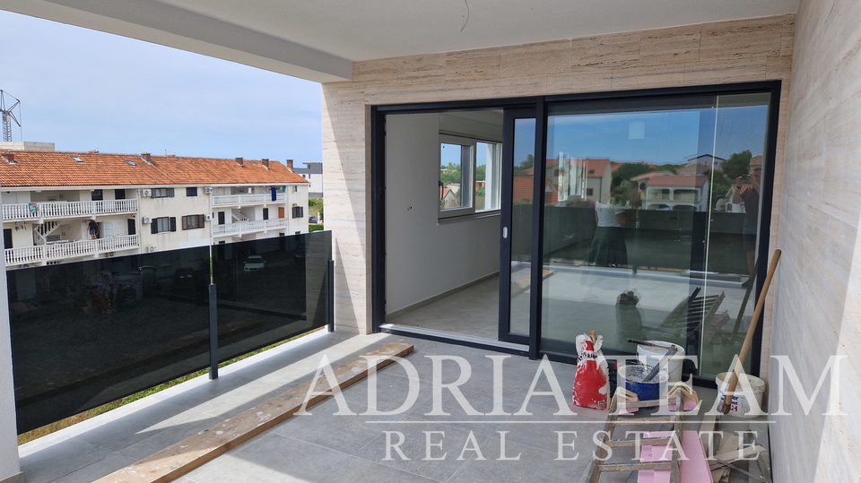 APARTMAN U BLIZINI PLAŽE, NOVOGRADNJA, 150 m OD MORA - PRIVLAKA