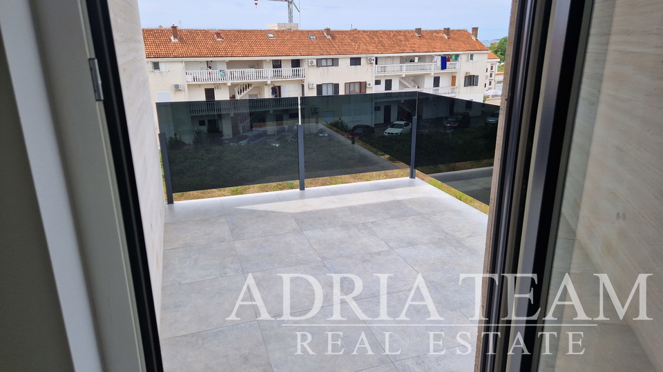 APARTMAN U BLIZINI PLAŽE, NOVOGRADNJA, 150 m OD MORA - PRIVLAKA