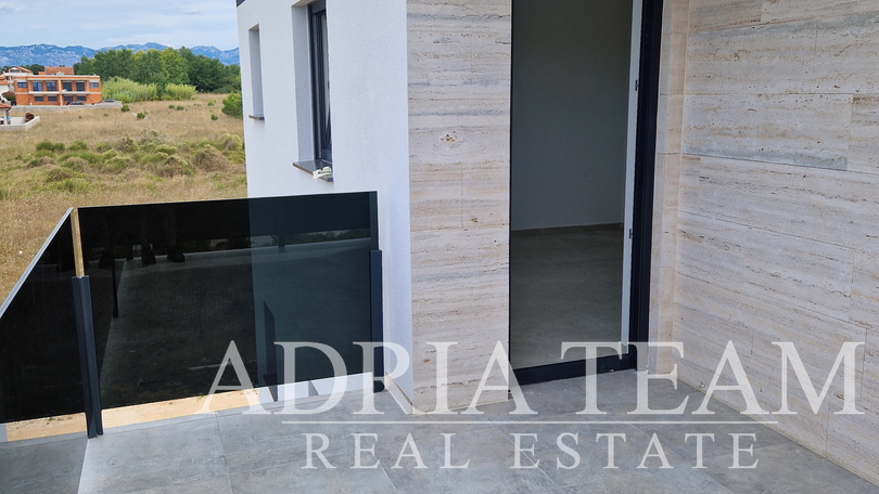APARTMAN U BLIZINI PLAŽE, NOVOGRADNJA, 150 m OD MORA - PRIVLAKA