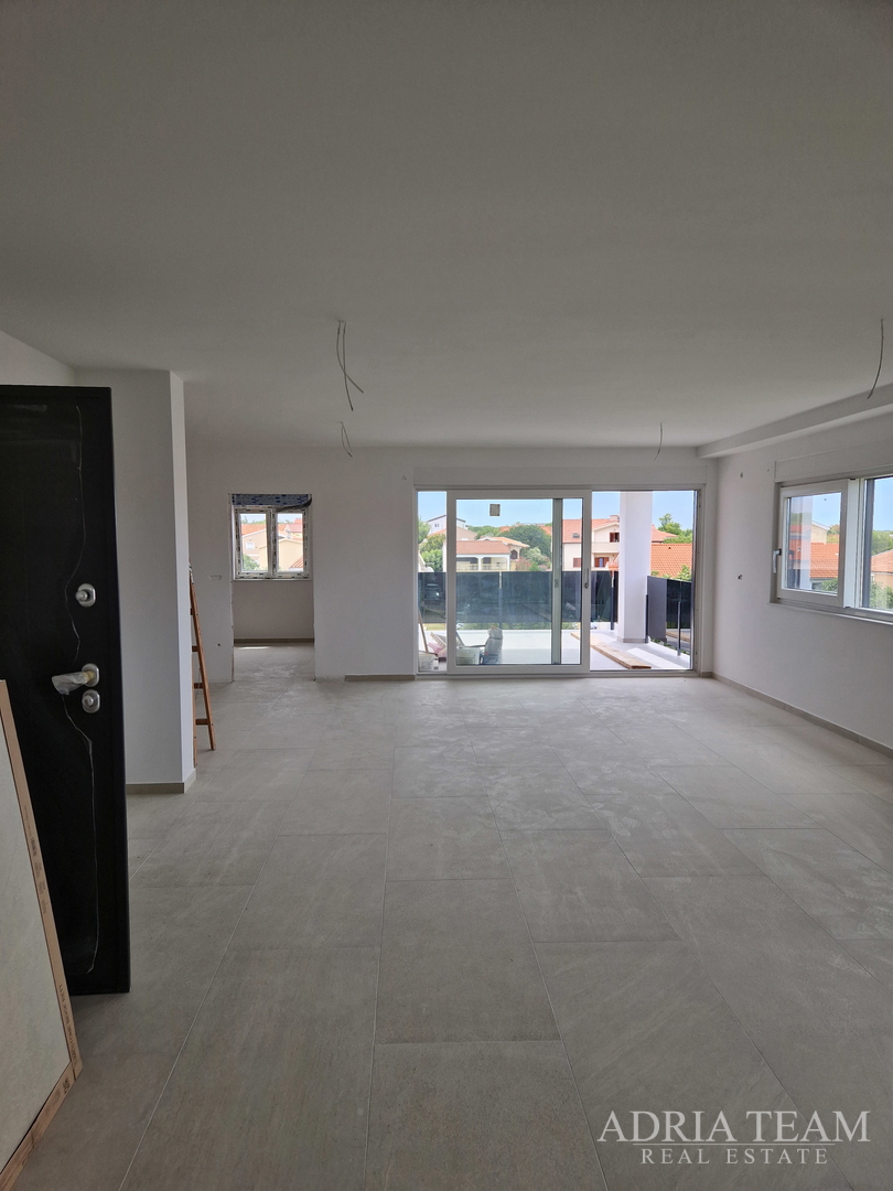 APARTMANI U BLIZINI PLAŽE, ZGRADA 2. NOVOGRADNJA, 150 m OD MORA - PRIVLAKA