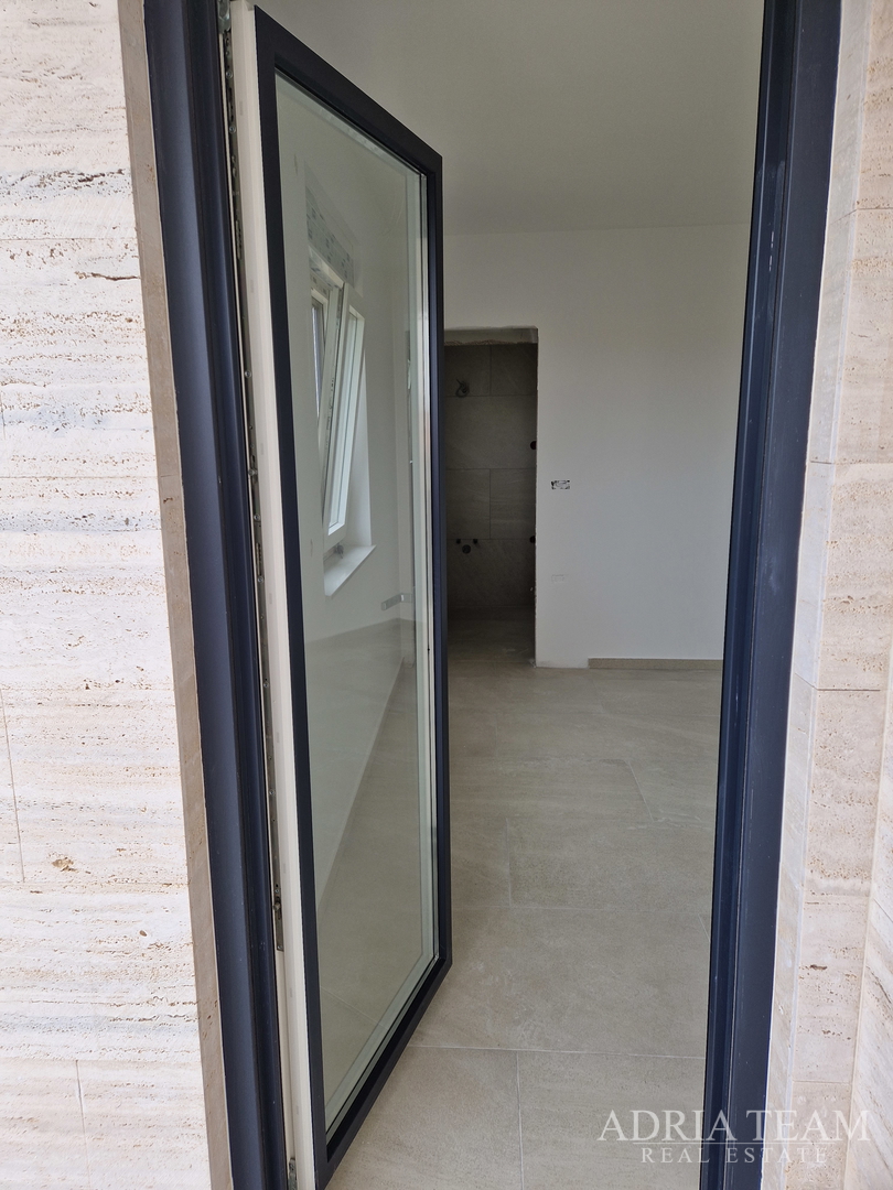 APARTMANI U BLIZINI PLAŽE, ZGRADA 2. NOVOGRADNJA, 150 m OD MORA - PRIVLAKA