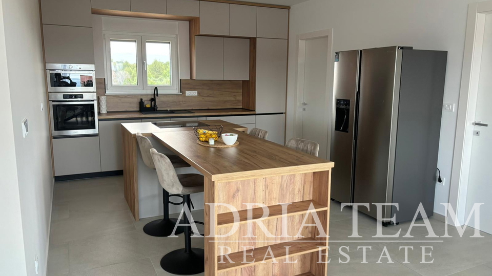 APARTMAN U BLIZINI PLAŽE, NOVOGRADNJA, 150 m OD MORA - PRIVLAKA