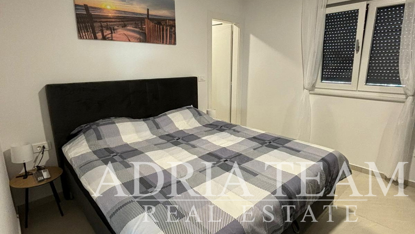 APARTMAN U BLIZINI PLAŽE, NOVOGRADNJA, 150 m OD MORA - PRIVLAKA