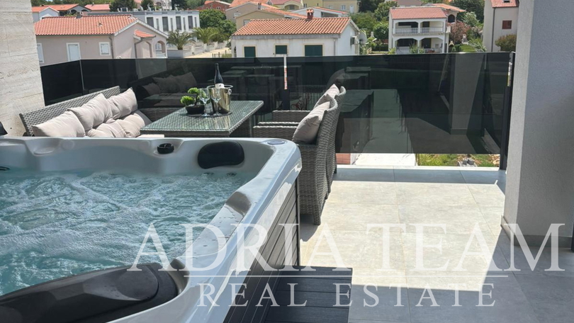APARTMAN U BLIZINI PLAŽE, NOVOGRADNJA, 150 m OD MORA - PRIVLAKA