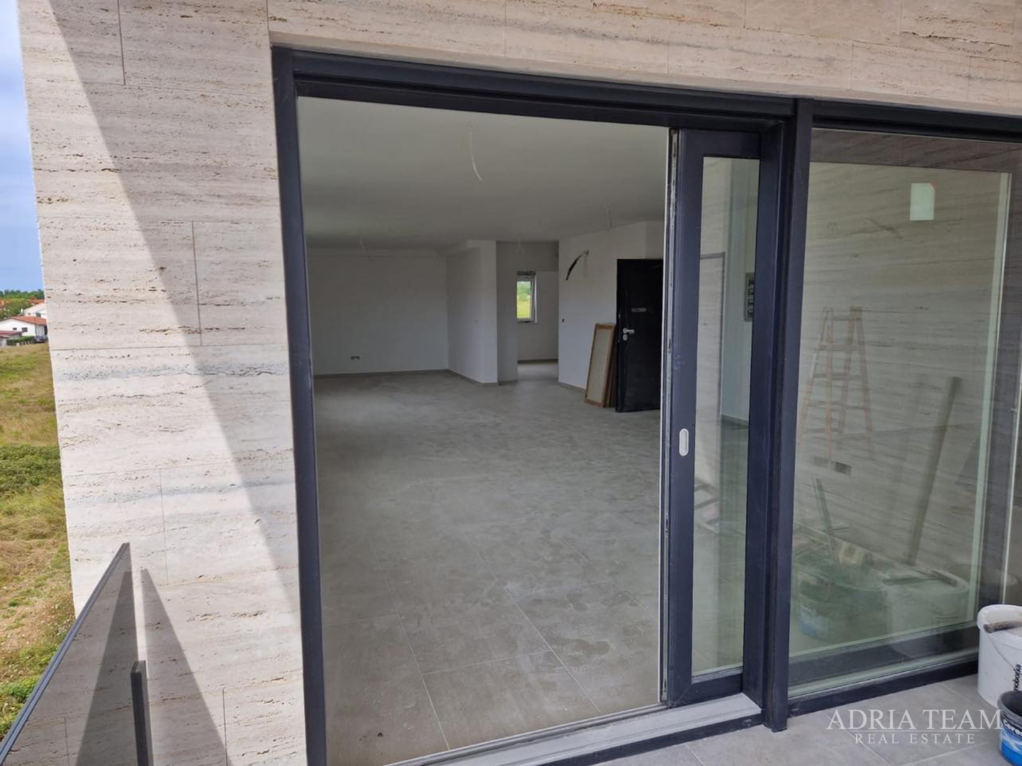 APARTMANI U BLIZINI PLAŽE, ZGRADA 2. NOVOGRADNJA, 150 m OD MORA - PRIVLAKA