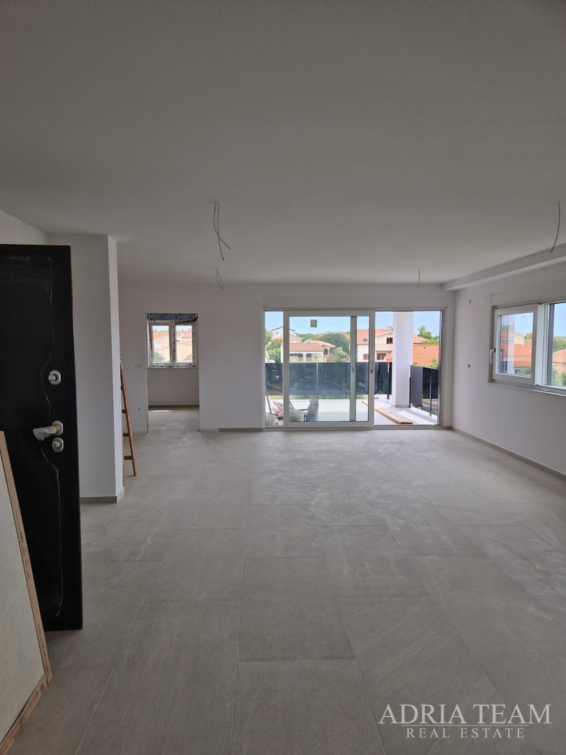 APARTMANI U BLIZINI PLAŽE, ZGRADA 2. NOVOGRADNJA, 150 m OD MORA - PRIVLAKA