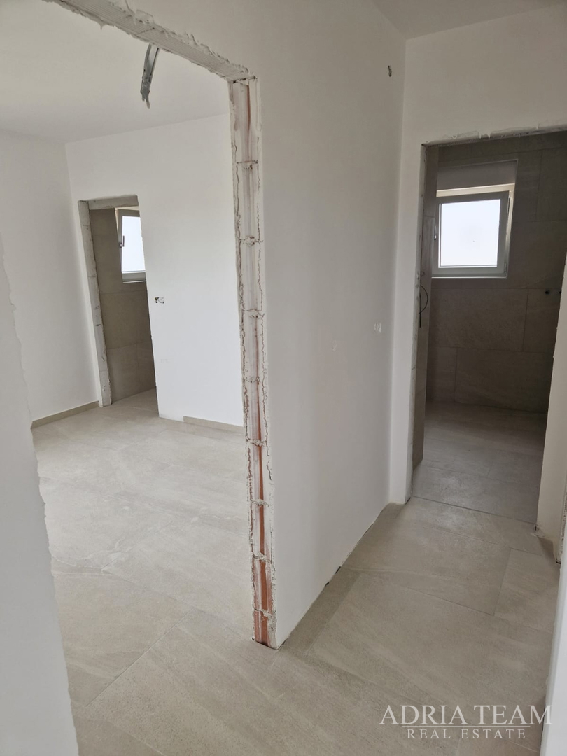 APARTMANI U BLIZINI PLAŽE, ZGRADA 2. NOVOGRADNJA, 150 m OD MORA - PRIVLAKA