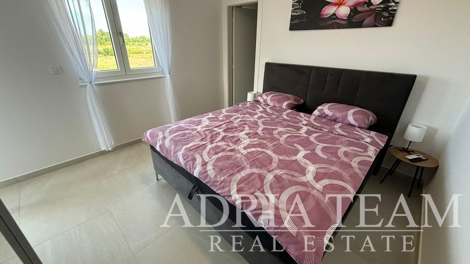 APARTMAN U BLIZINI PLAŽE, NOVOGRADNJA, 150 m OD MORA - PRIVLAKA