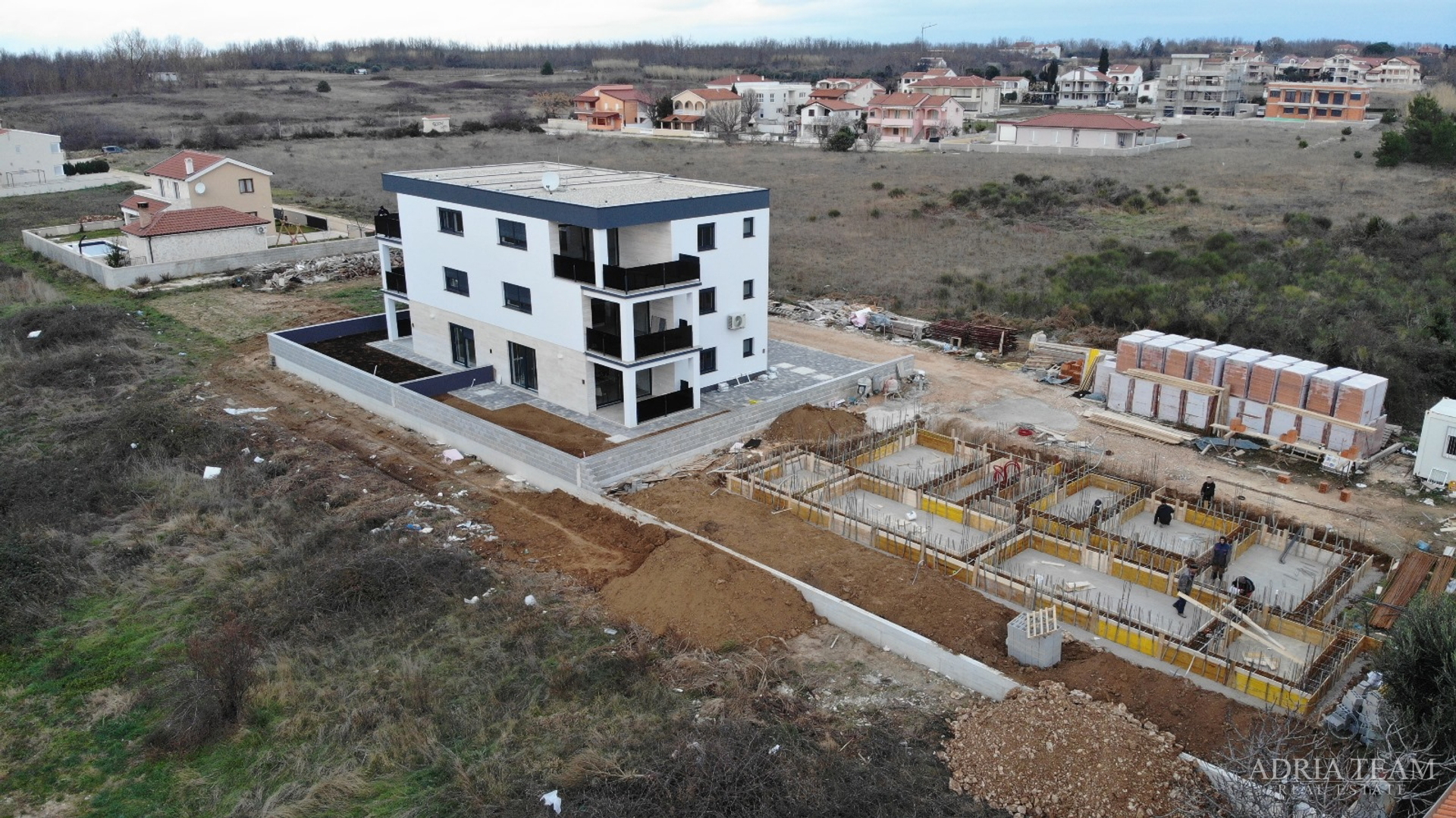 APARTMANI U BLIZINI PLAŽE, ZGRADA 2. NOVOGRADNJA, 150 m OD MORA - PRIVLAKA