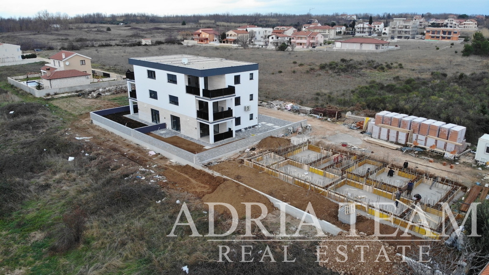 APARTMAN U BLIZINI PLAŽE, NOVOGRADNJA, 150 m OD MORA - PRIVLAKA