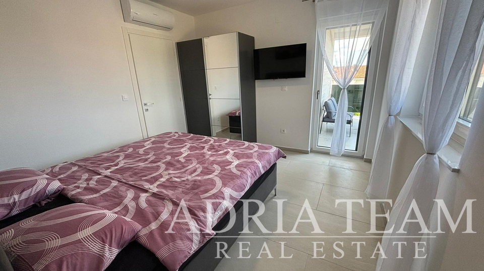 APARTMAN U BLIZINI PLAŽE, NOVOGRADNJA, 150 m OD MORA - PRIVLAKA