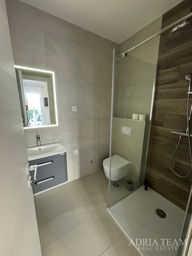 APARTMANI U BLIZINI PLAŽE, ZGRADA 2. NOVOGRADNJA, 150 m OD MORA - PRIVLAKA