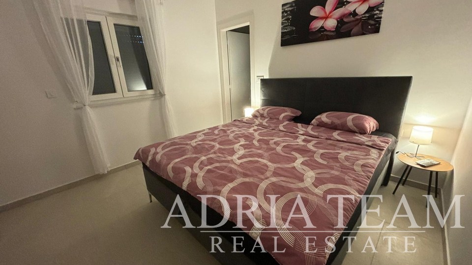 APARTMAN U BLIZINI PLAŽE, NOVOGRADNJA, 150 m OD MORA - PRIVLAKA