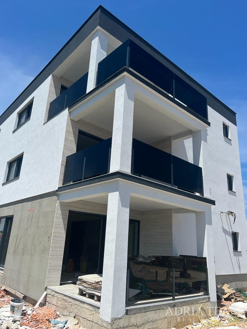 APARTMANI U BLIZINI PLAŽE, ZGRADA 2. NOVOGRADNJA, 150 m OD MORA - PRIVLAKA