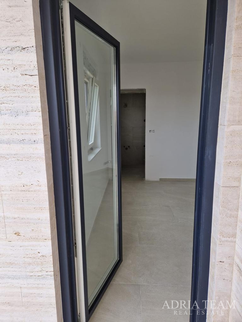 APARTMANI U BLIZINI PLAŽE, ZGRADA 2. NOVOGRADNJA, 150 m OD MORA - PRIVLAKA