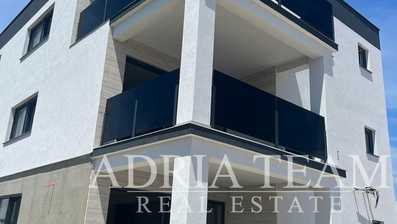APARTMAN U BLIZINI PLAŽE, NOVOGRADNJA, 150 m OD MORA - PRIVLAKA