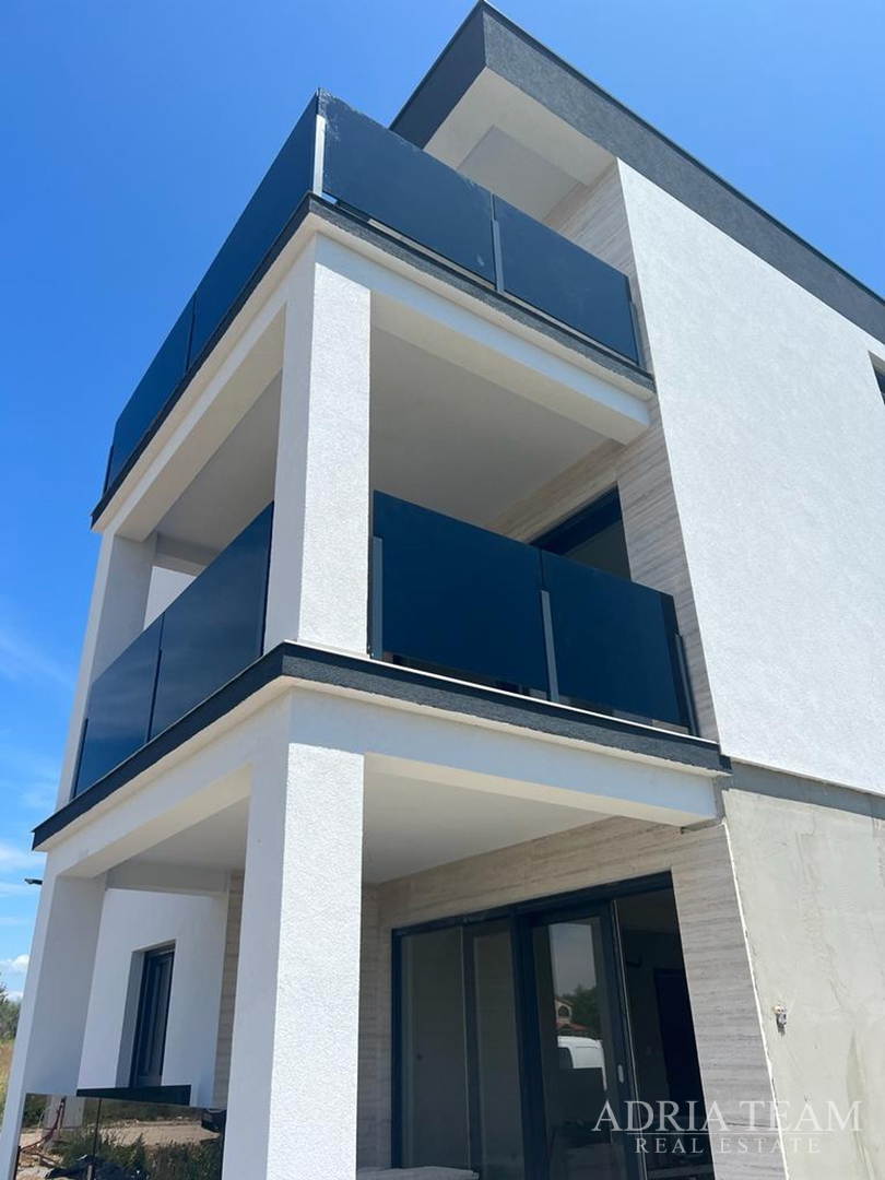 APARTMENT NEAR THE BEACH, NEW CONSTRUCTION, 150 m FROM THE SEA - PRIVLAKA