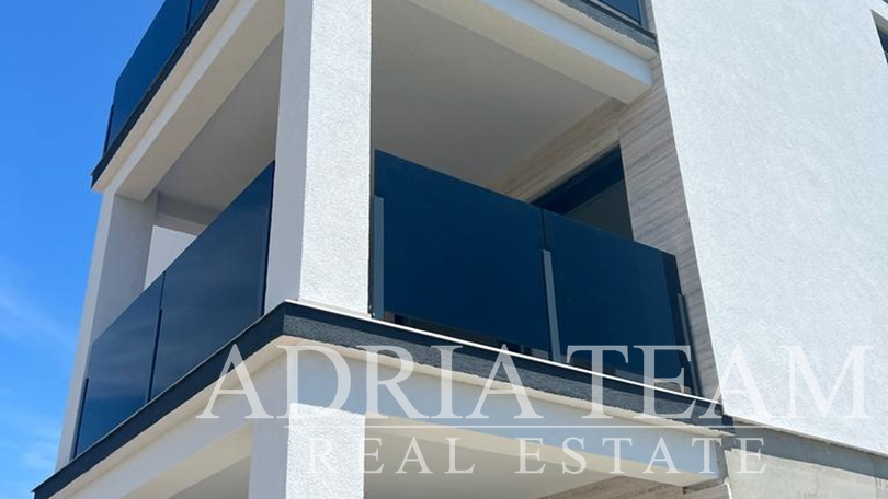APARTMAN U BLIZINI PLAŽE, NOVOGRADNJA, 150 m OD MORA - PRIVLAKA