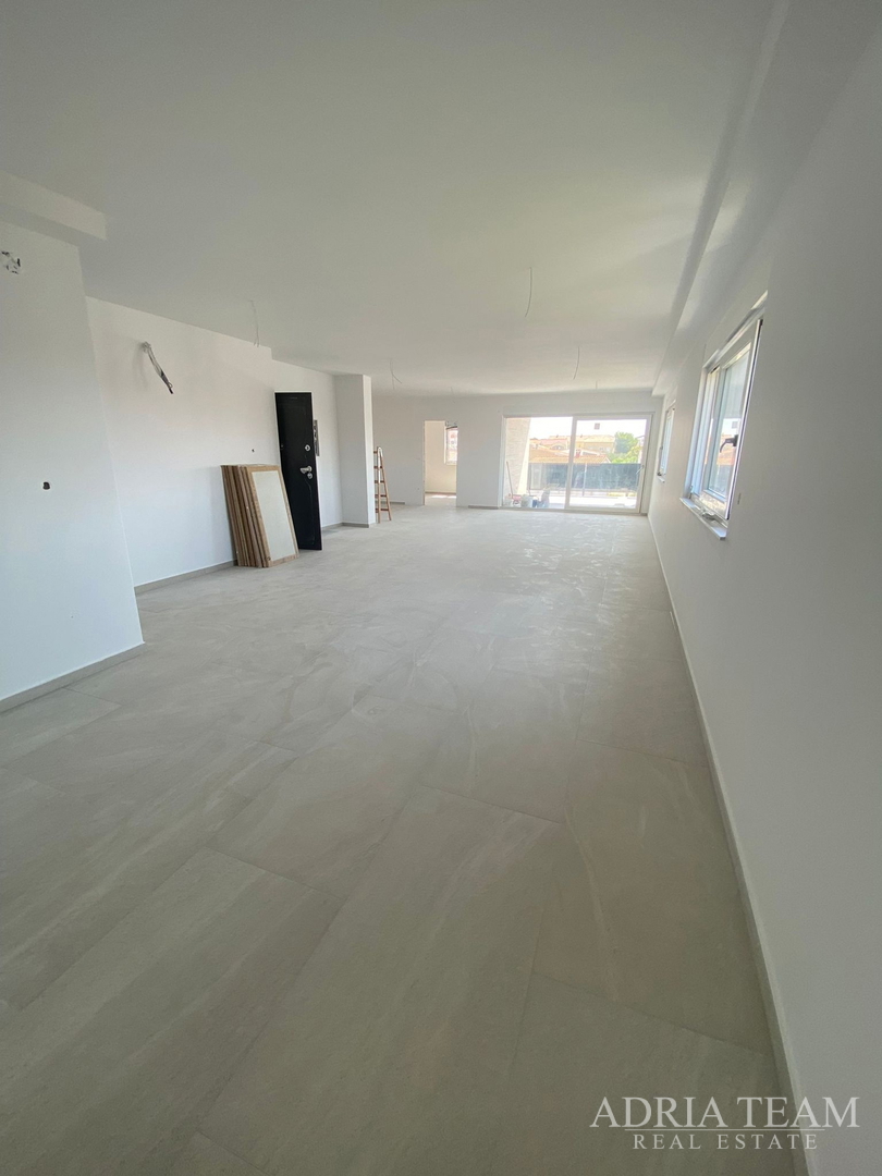 APARTMANI U BLIZINI PLAŽE, ZGRADA 2. NOVOGRADNJA, 150 m OD MORA - PRIVLAKA