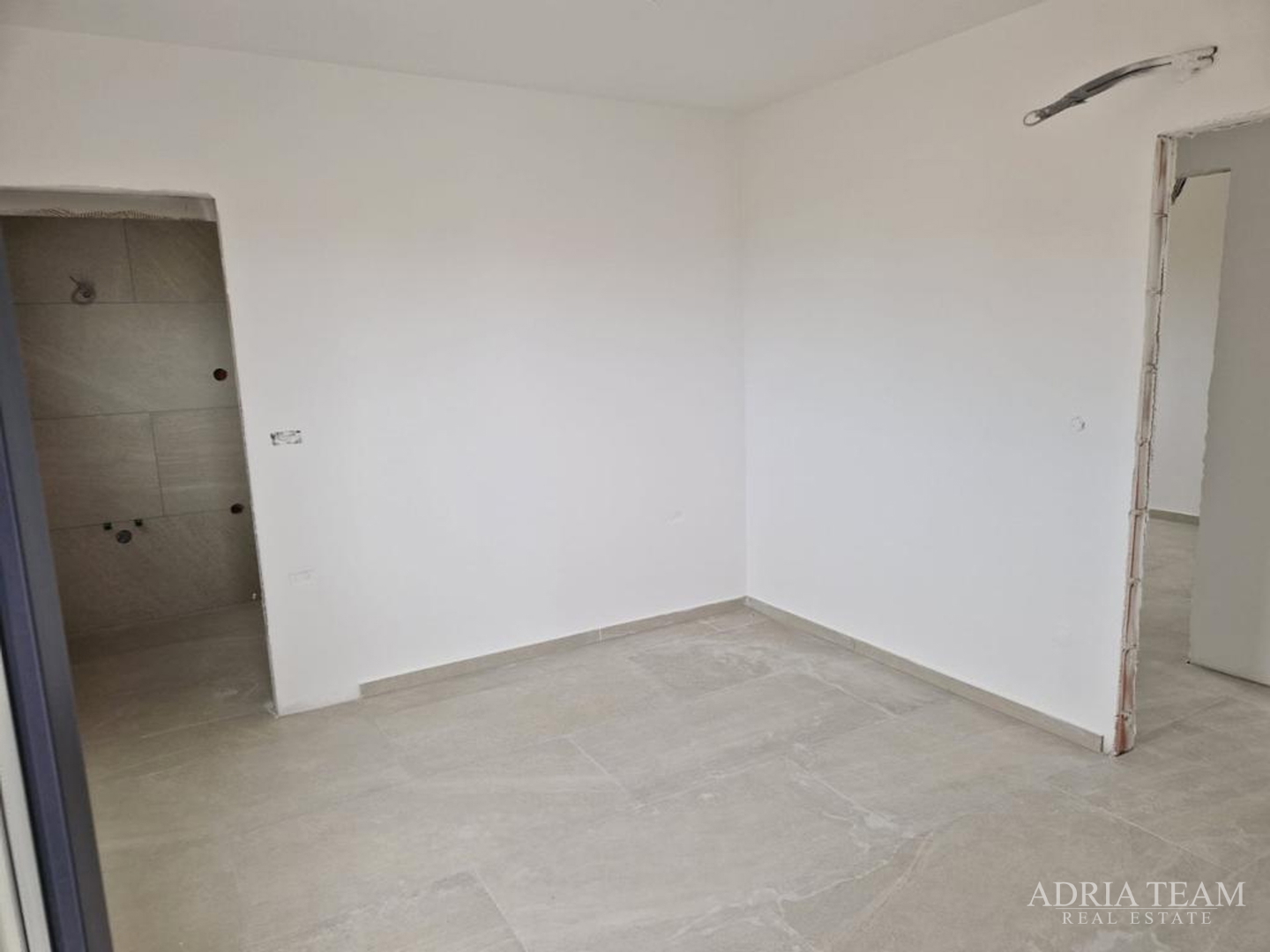 APARTMANI U BLIZINI PLAŽE, ZGRADA 2. NOVOGRADNJA, 150 m OD MORA - PRIVLAKA