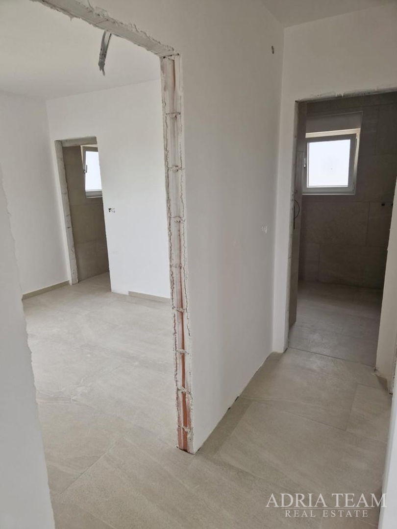APARTMANI U BLIZINI PLAŽE, ZGRADA 2. NOVOGRADNJA, 150 m OD MORA - PRIVLAKA