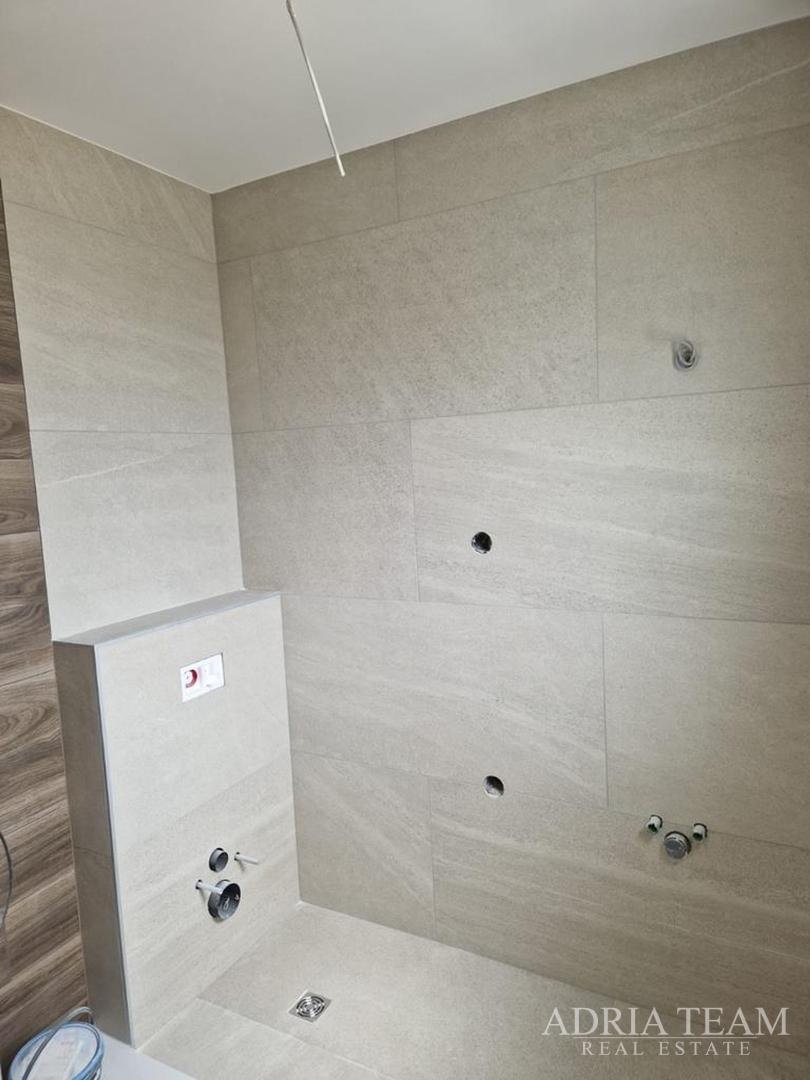 APARTMANI U BLIZINI PLAŽE, ZGRADA 2. NOVOGRADNJA, 150 m OD MORA - PRIVLAKA