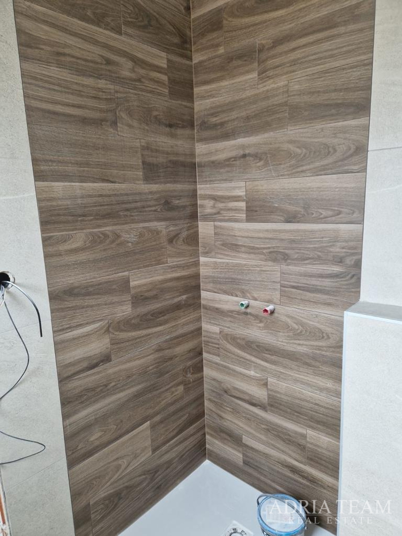 APARTMANI U BLIZINI PLAŽE, ZGRADA 2. NOVOGRADNJA, 150 m OD MORA - PRIVLAKA