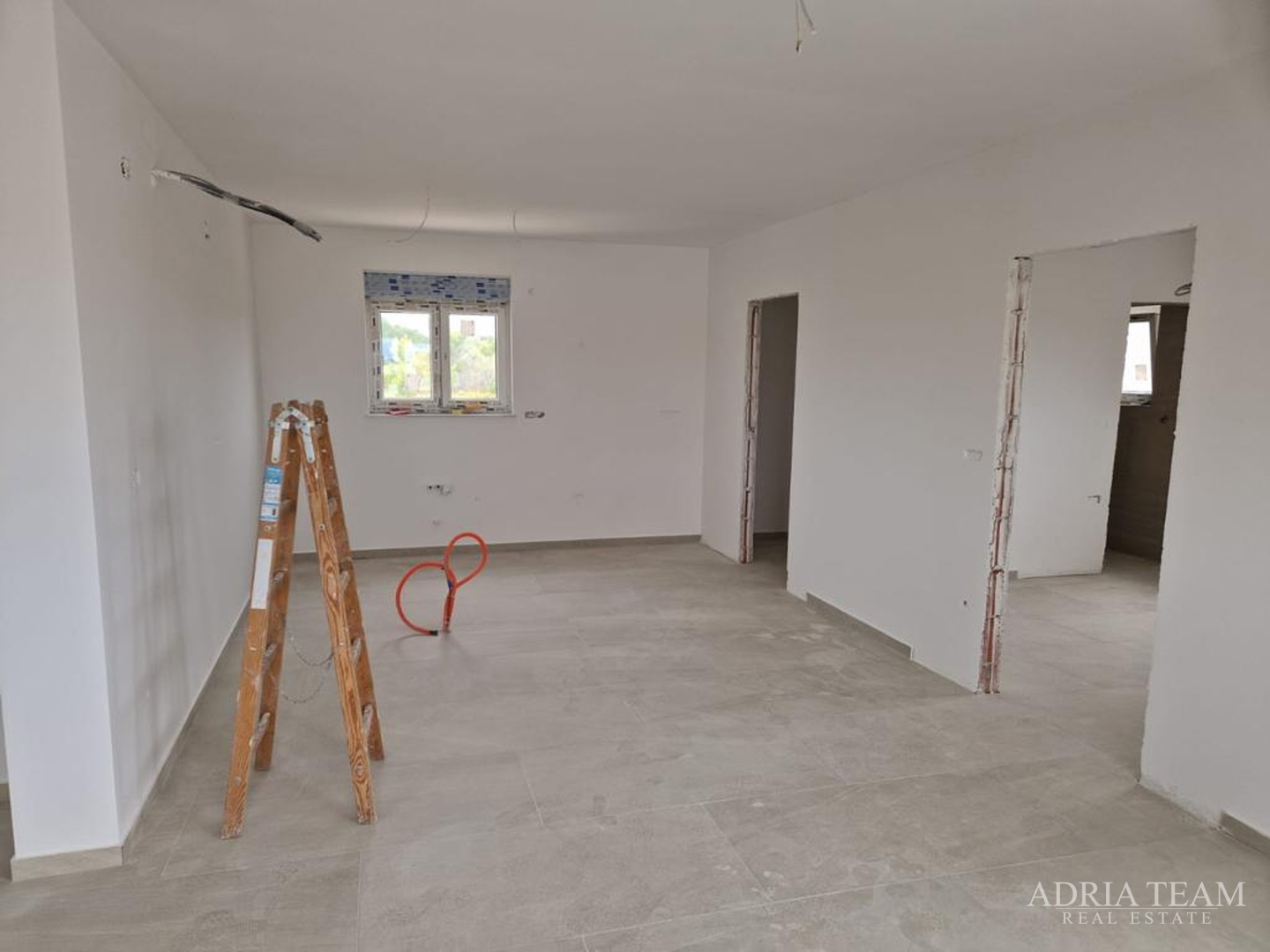 APARTMANI U BLIZINI PLAŽE, ZGRADA 2. NOVOGRADNJA, 150 m OD MORA - PRIVLAKA