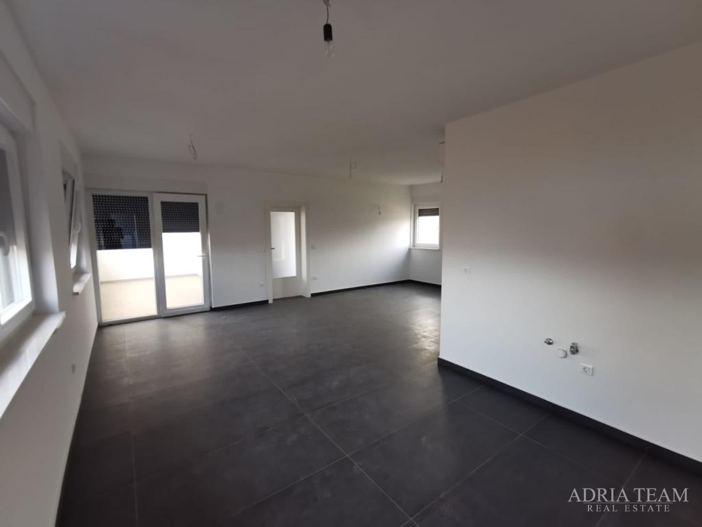 ČETVEROSOBAN STAN S KROVNOM TERASOM I BAZENOM, NOVOGRADNJA - BELAFUŽA, ZADAR