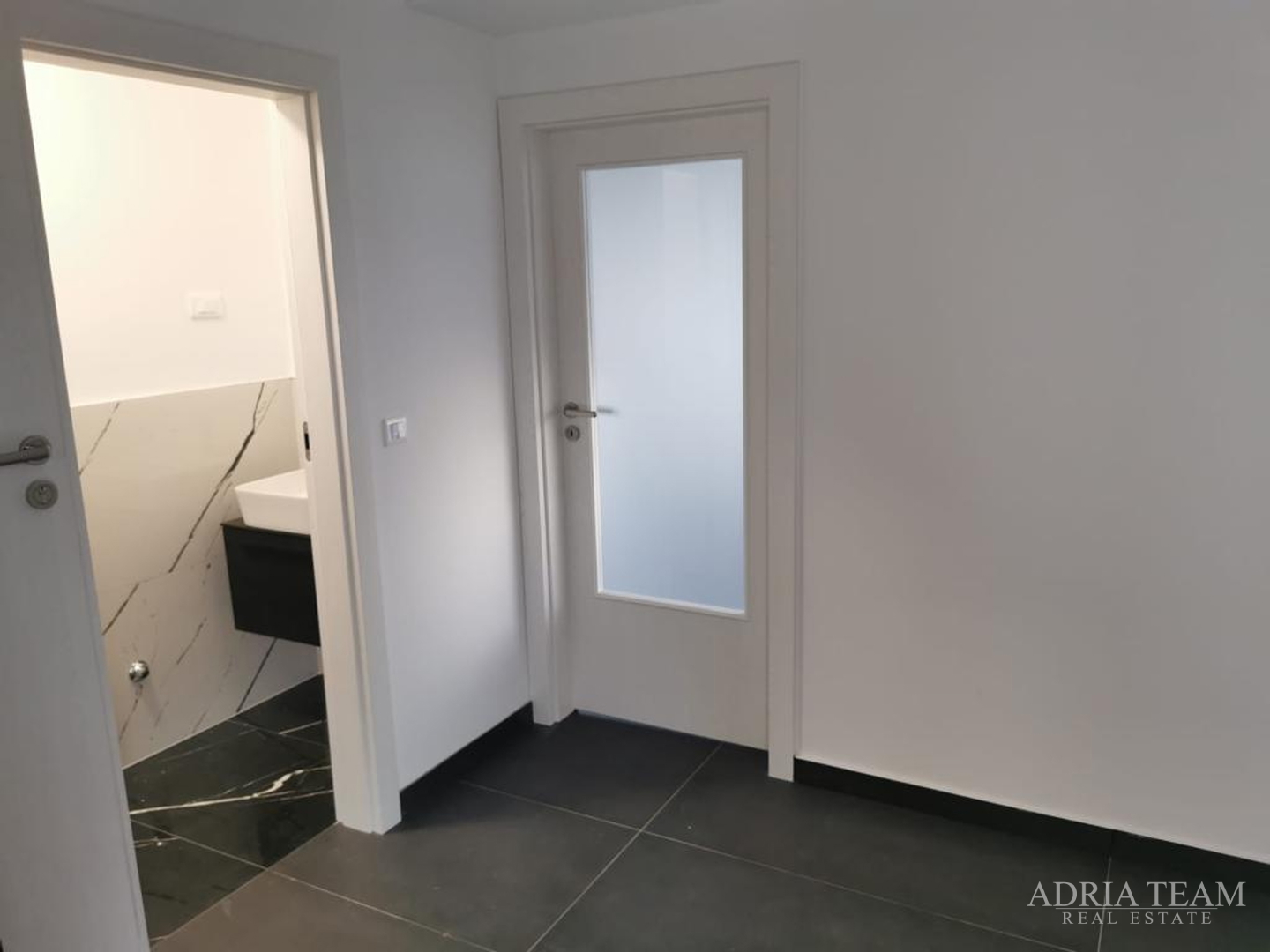 ČETVEROSOBAN STAN S KROVNOM TERASOM I BAZENOM, NOVOGRADNJA - BELAFUŽA, ZADAR