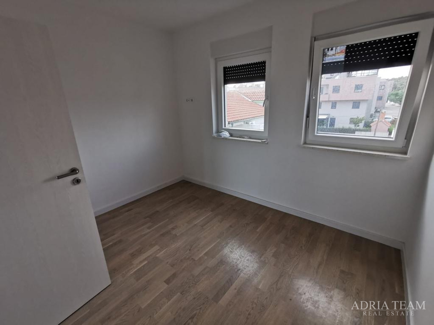 ČETVEROSOBAN STAN S KROVNOM TERASOM I BAZENOM, NOVOGRADNJA - BELAFUŽA, ZADAR