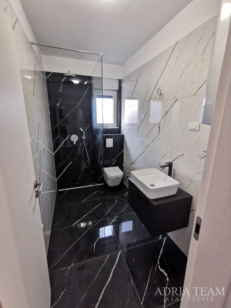 ČETVEROSOBAN STAN S KROVNOM TERASOM I BAZENOM, NOVOGRADNJA - BELAFUŽA, ZADAR
