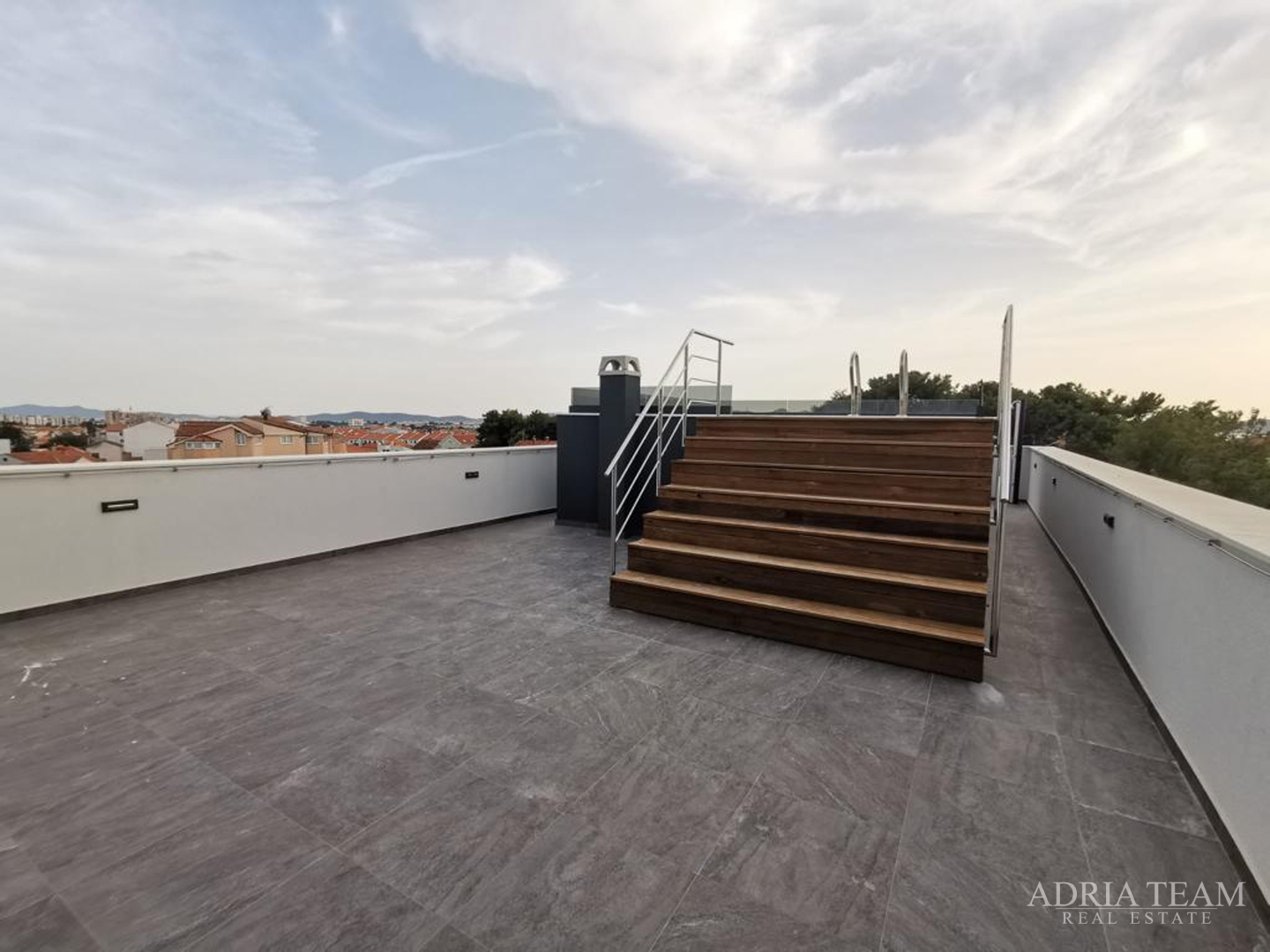 ČETVEROSOBAN STAN S KROVNOM TERASOM I BAZENOM, NOVOGRADNJA - BELAFUŽA, ZADAR