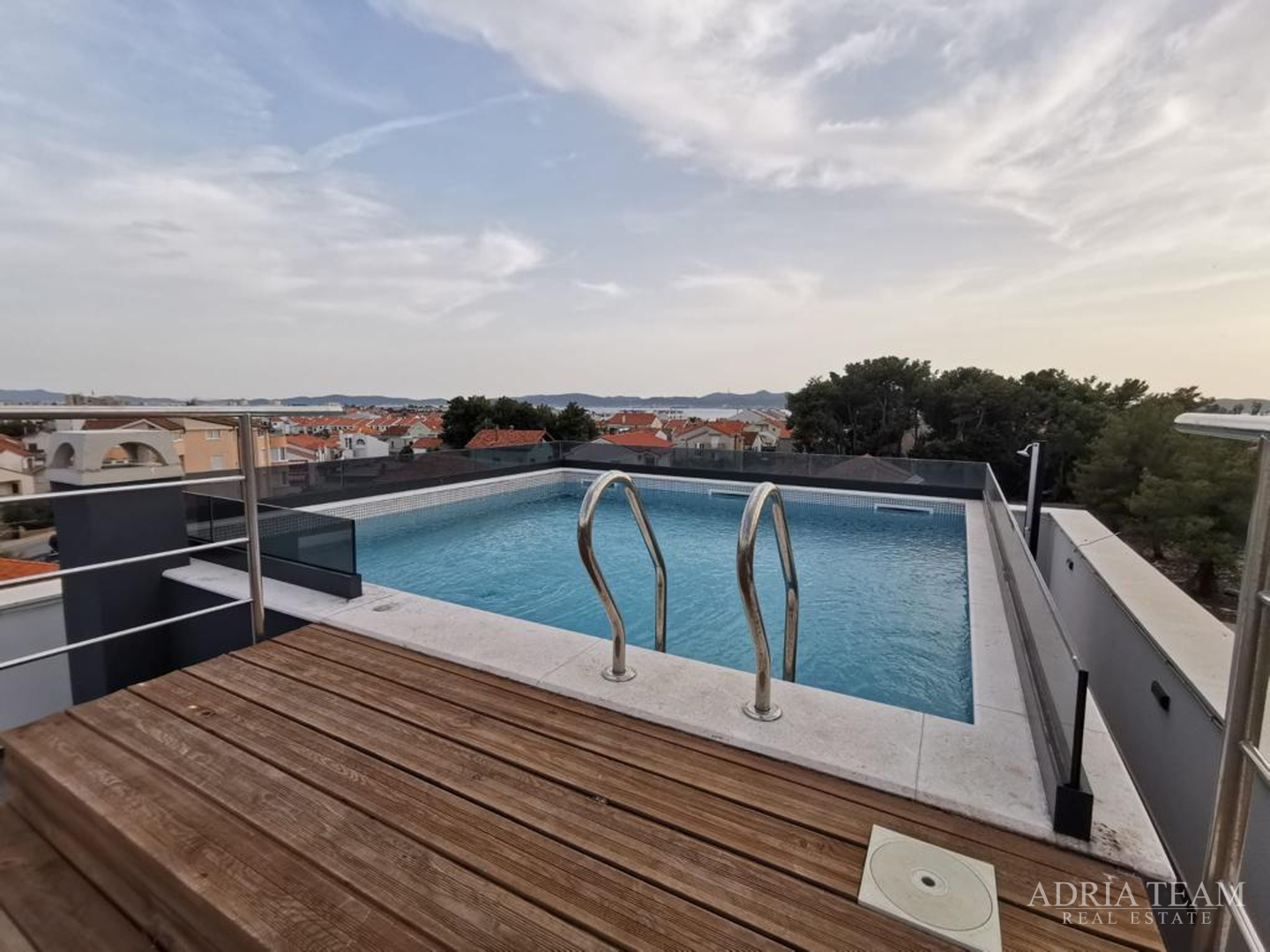 ČETVEROSOBAN STAN S KROVNOM TERASOM I BAZENOM, NOVOGRADNJA - BELAFUŽA, ZADAR