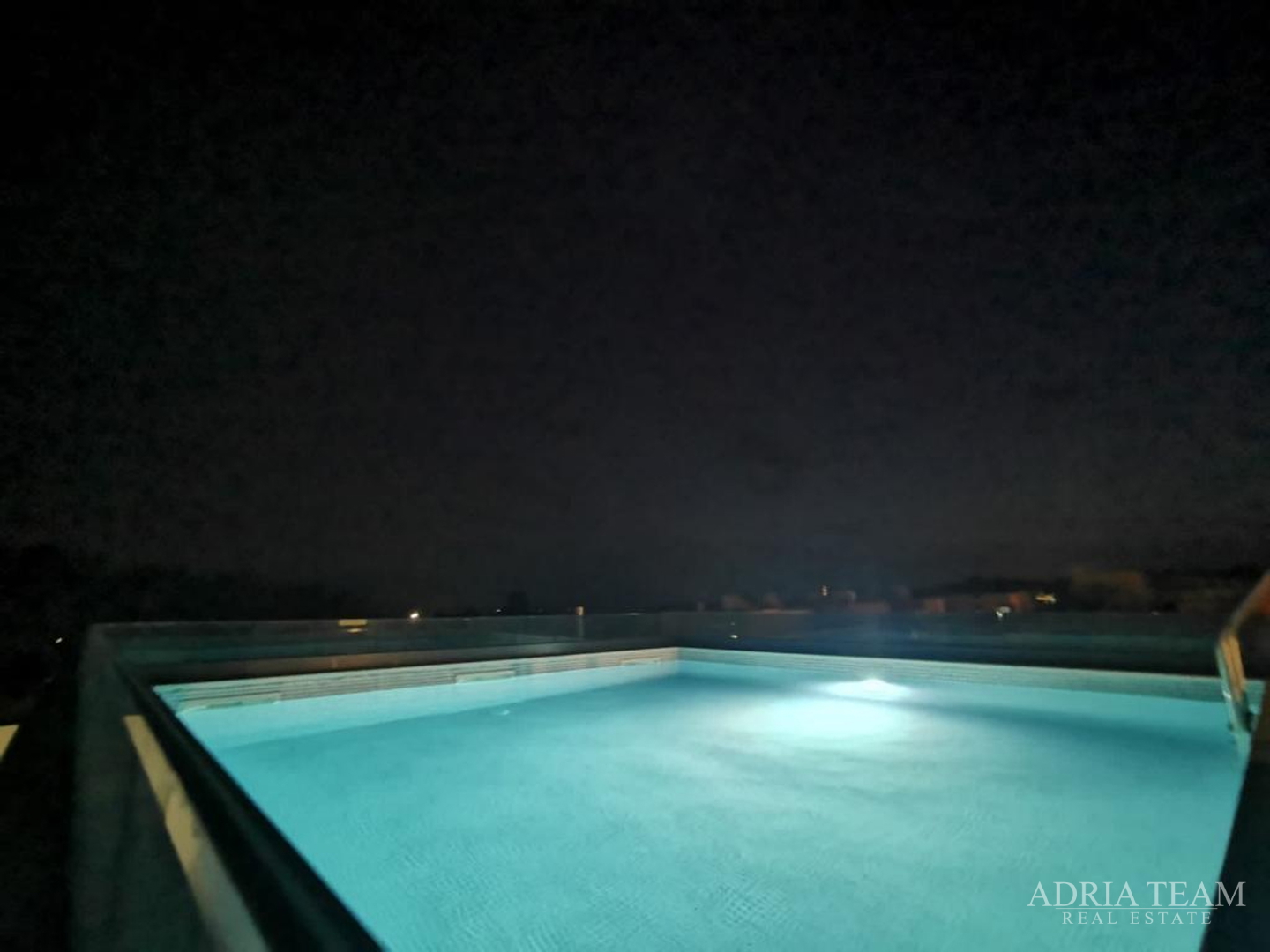 ČETVEROSOBAN STAN S KROVNOM TERASOM I BAZENOM, NOVOGRADNJA - BELAFUŽA, ZADAR