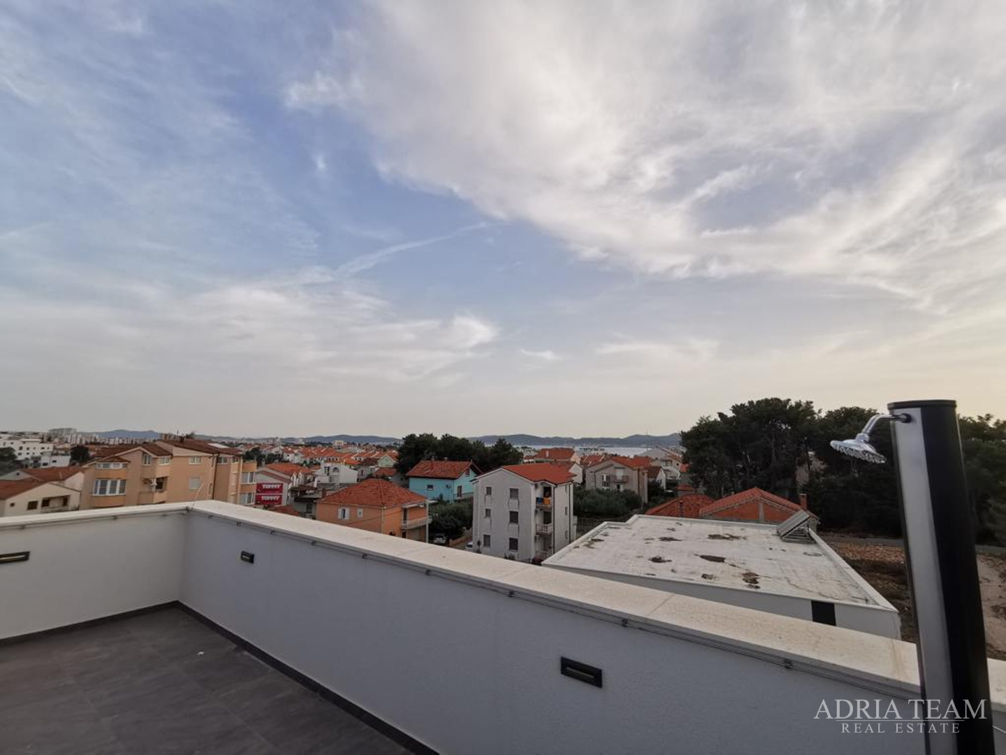 ČETVEROSOBAN STAN S KROVNOM TERASOM I BAZENOM, NOVOGRADNJA - BELAFUŽA, ZADAR