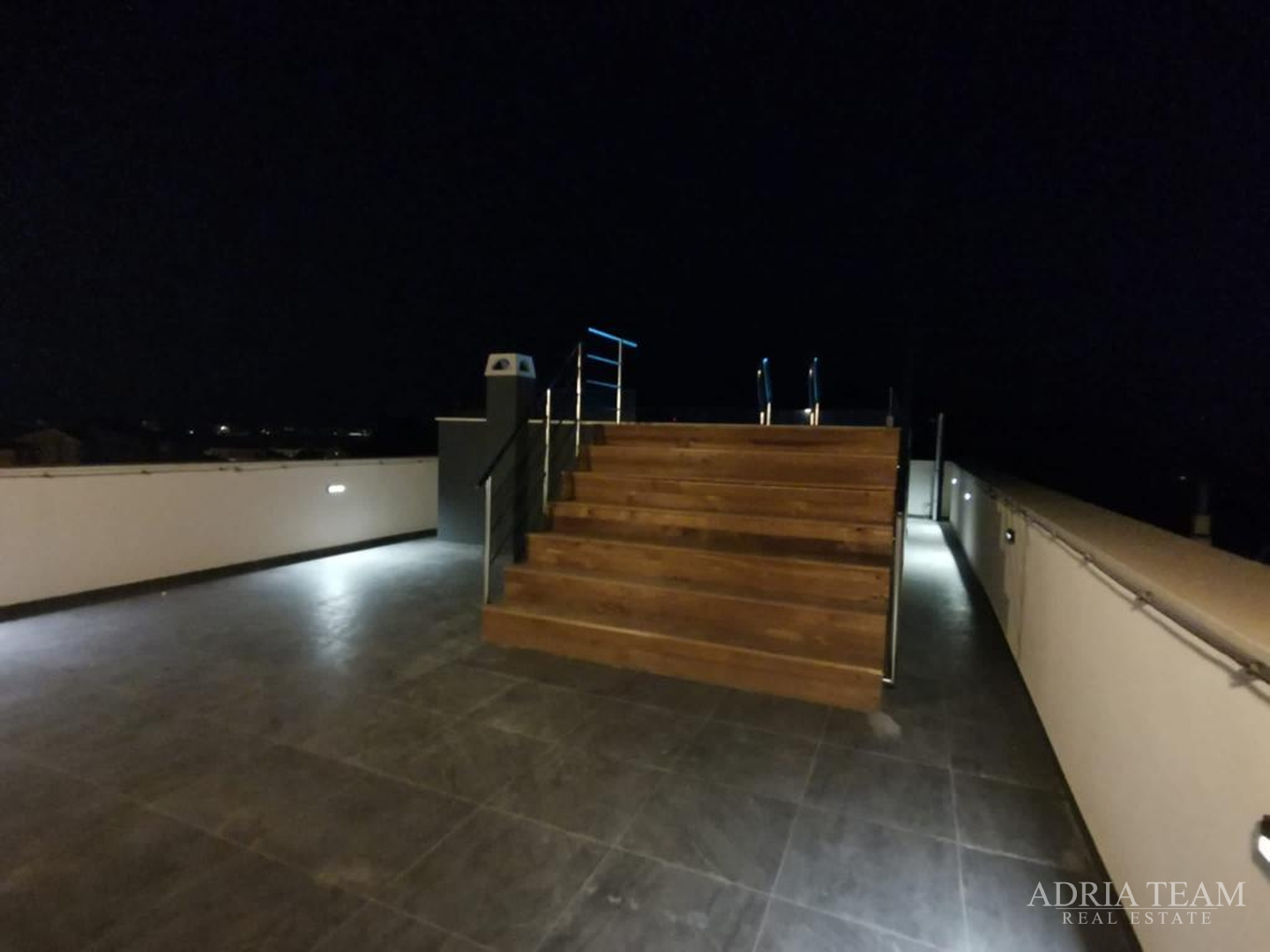 ČETVEROSOBAN STAN S KROVNOM TERASOM I BAZENOM, NOVOGRADNJA - BELAFUŽA, ZADAR