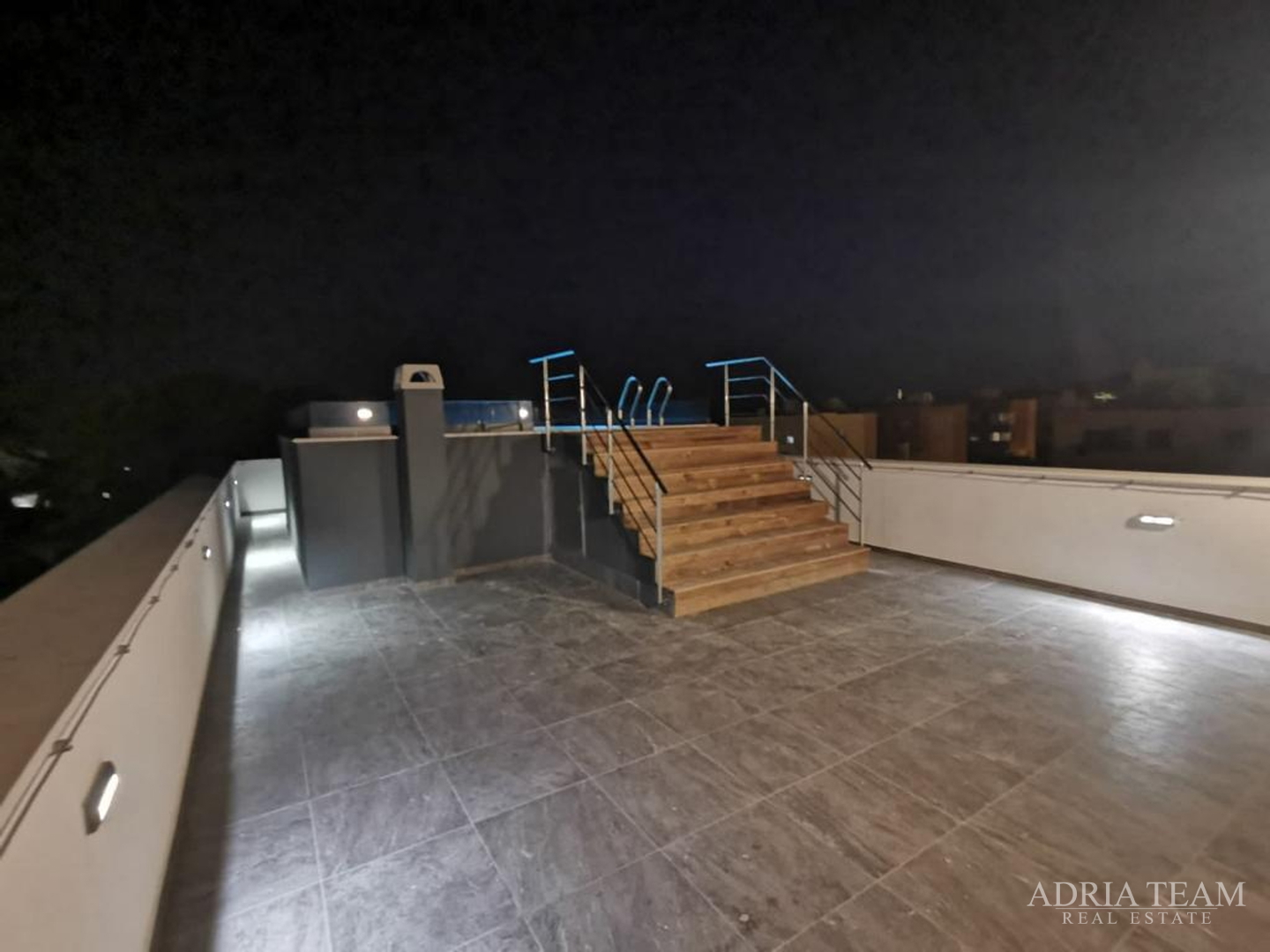 ČETVEROSOBAN STAN S KROVNOM TERASOM I BAZENOM, NOVOGRADNJA - BELAFUŽA, ZADAR
