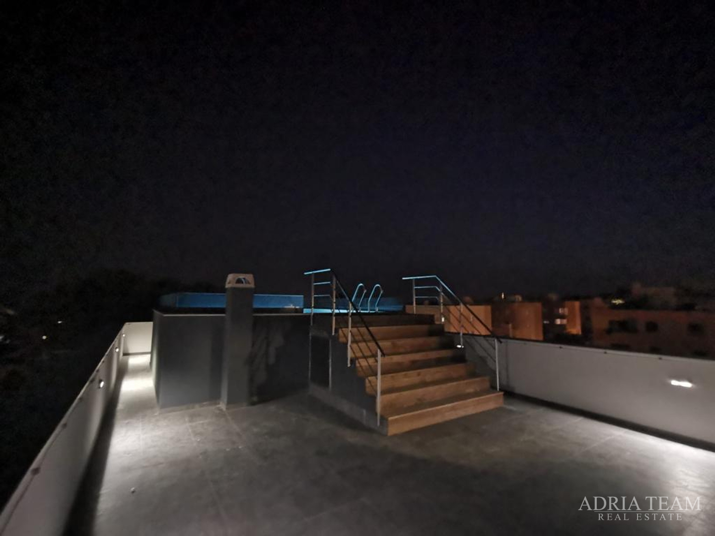 ČETVEROSOBAN STAN S KROVNOM TERASOM I BAZENOM, NOVOGRADNJA - BELAFUŽA, ZADAR
