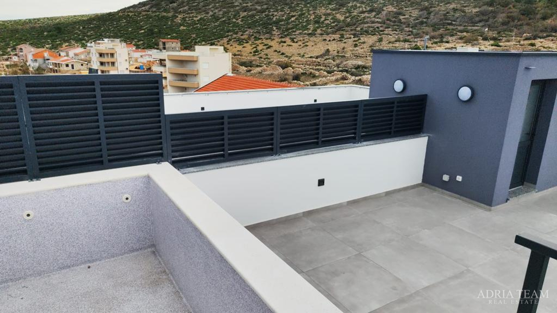 APARTMANI U PRVOM REDU DO MORA, NOVOGRADNJA - VINJERAC