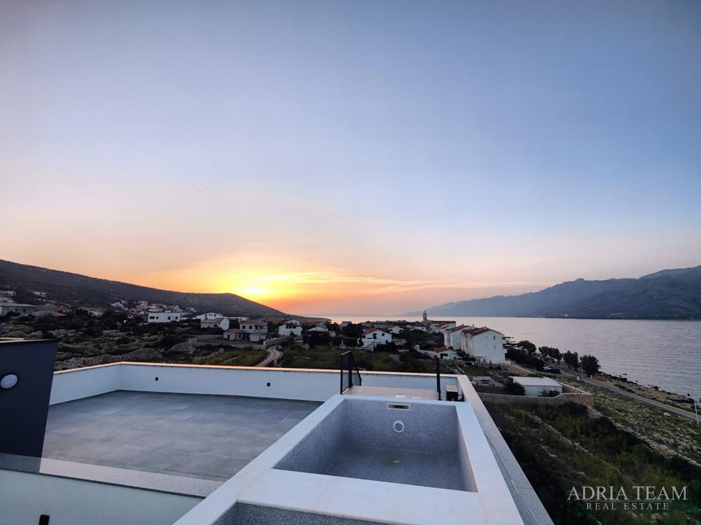 APARTMANI U PRVOM REDU DO MORA, NOVOGRADNJA - VINJERAC