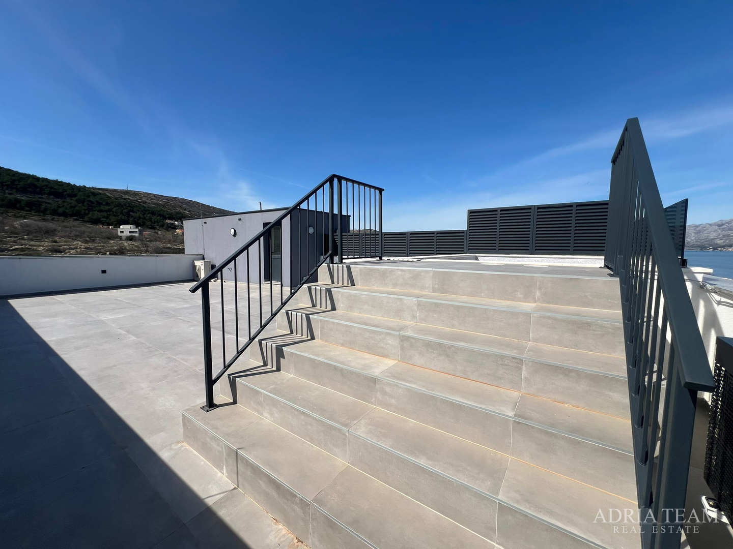 APARTMANI U PRVOM REDU DO MORA, NOVOGRADNJA - VINJERAC