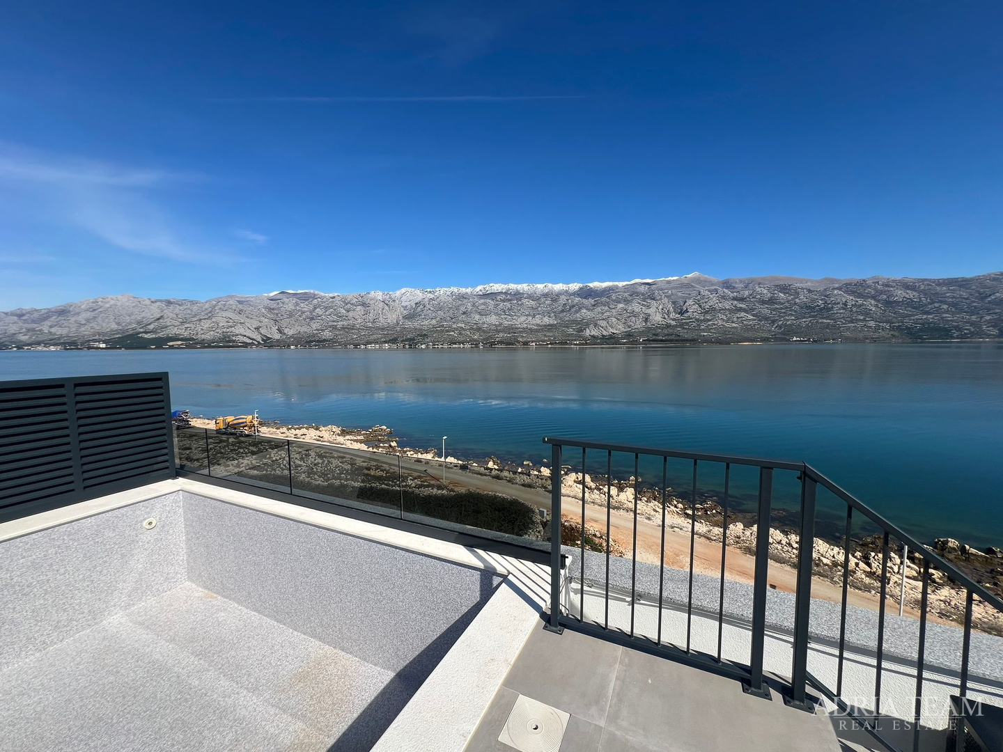 APARTMANI U PRVOM REDU DO MORA, NOVOGRADNJA - VINJERAC