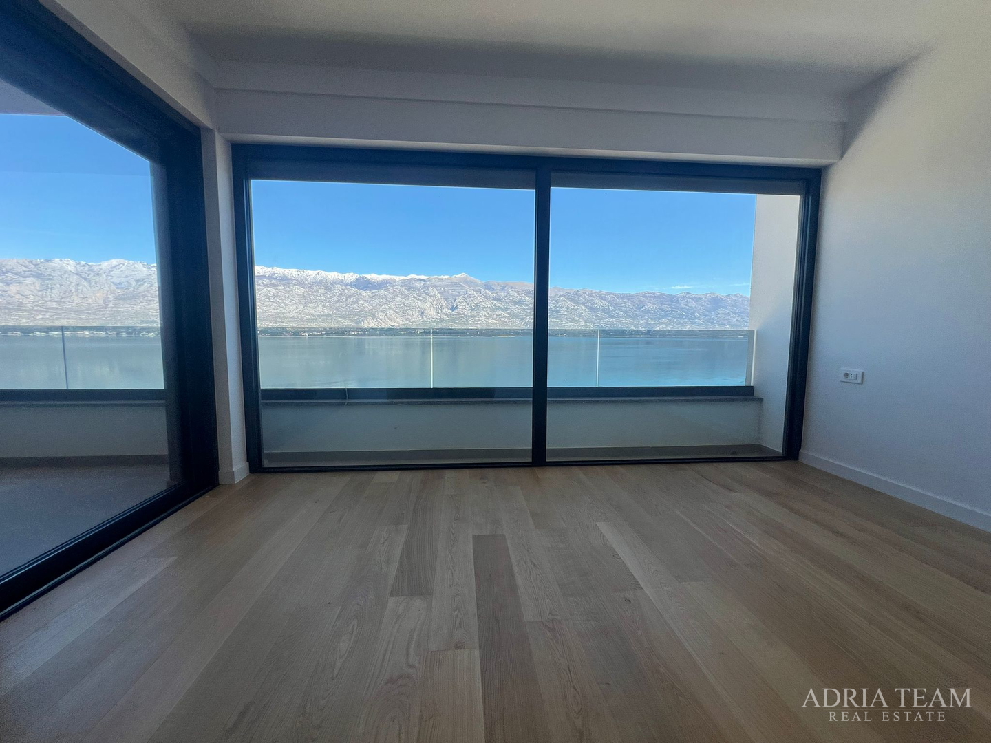 APARTMANI U PRVOM REDU DO MORA, NOVOGRADNJA - VINJERAC